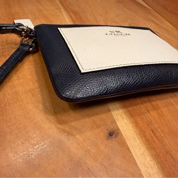 Coach Classic “Old Money” aesthetic Crossgrain Leather Navy/Cream Wristlet (EUC) - Picture 13 of 17